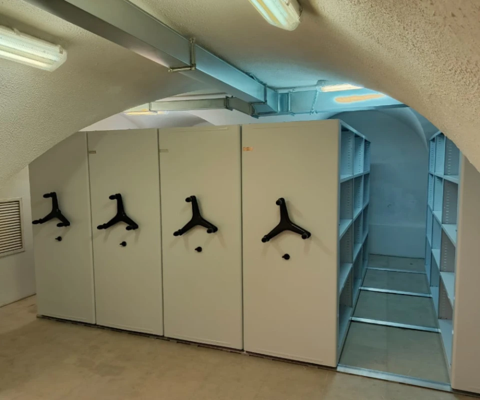 Архивные стеллажи в арочном помещении