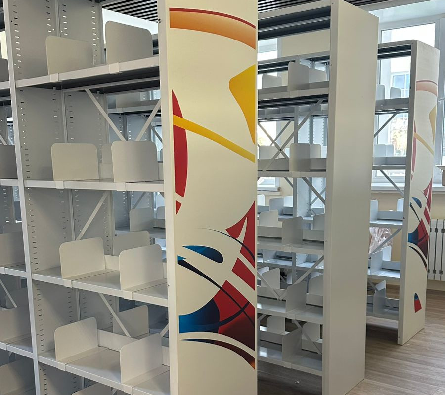 Стеллажи для библиотеки с цветовой печатью на лицевых панелях