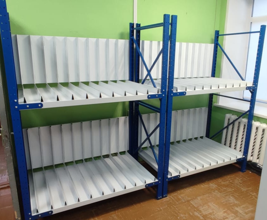 Стеллажи с гребенкой под картины в музее