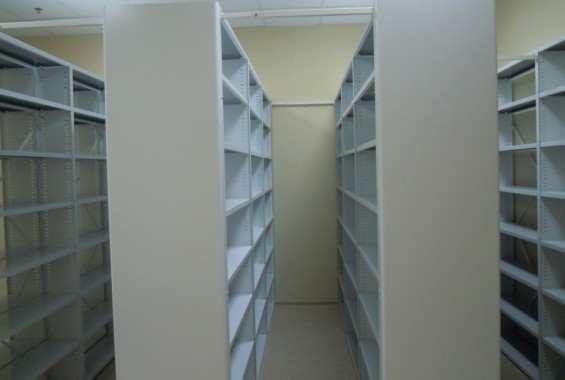 стационарные стеллажи со сплошной стойкой