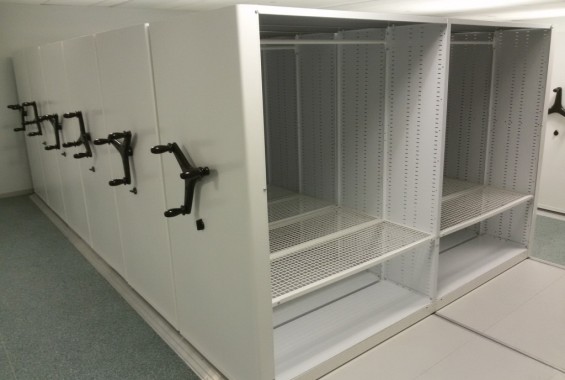 мобильные стеллажи для одежды в хранилище