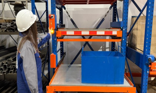 Стеллаж с выдвижными полками с электроприводом