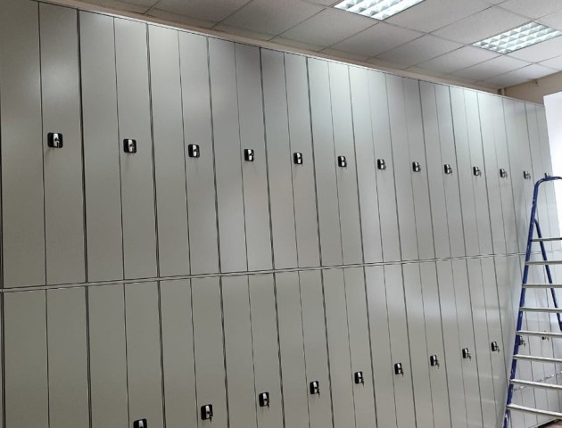 Высокие стеллажи с дверями