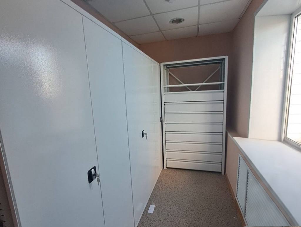 мобильные стеллажи с дверями