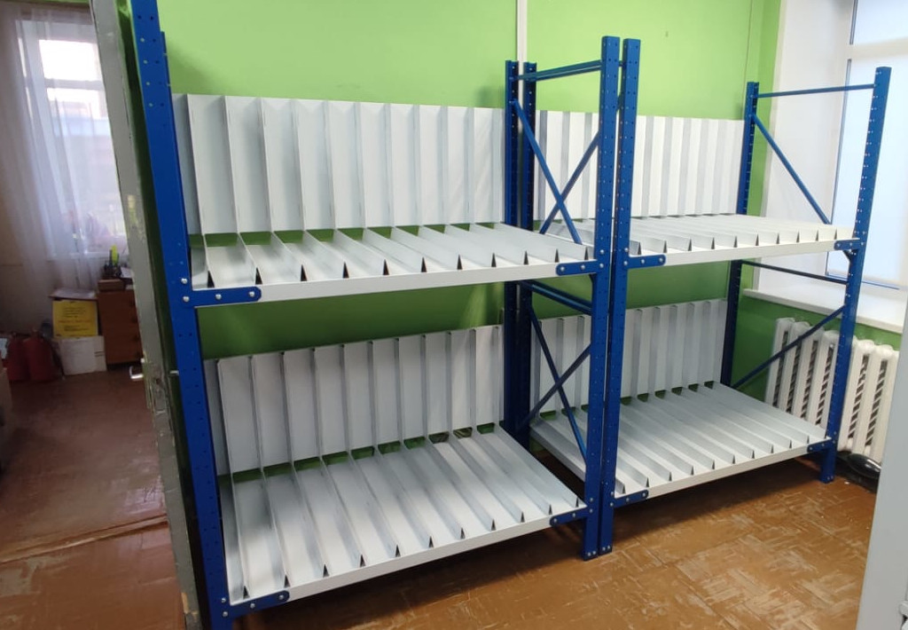 Стеллажи с гребенкой под картины