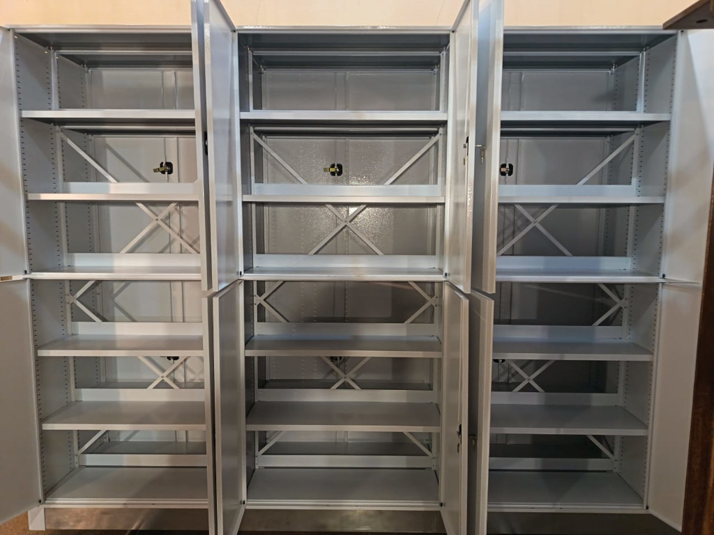 Распашные двери на металлических стеллажах